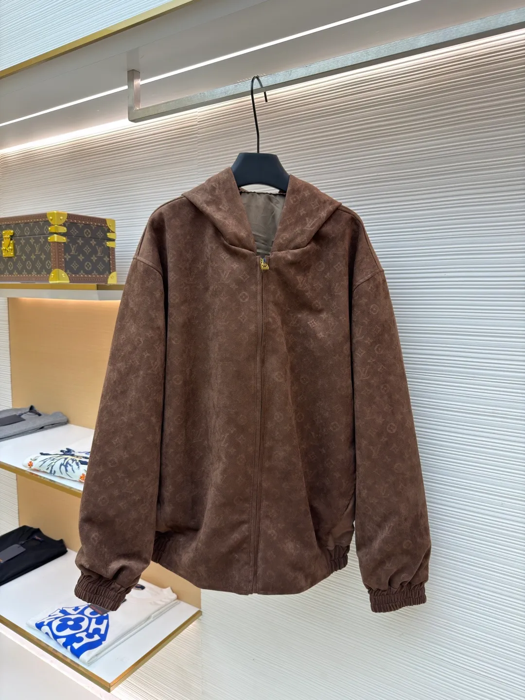 LOUIS VUITTON all-over printed hooded jacket ●Original version: 46000 purchased and developed ●Item number: 1682362-C10 ●Fabric: cotton fabric ●Technology: Fleece production ●Color: brown ●Version: fitted version ●Weight: about 1245 grams ●Size: S-M-L-XL ●Description: This Louis Vuitton brown hooded jacket is made of high-end imitation suede fabric, which is treated with frosting to form a fine suede texture. It is soft to the touch and has a natural matte luster. The surface of the fabric is embossed to present the brand's classic presbyopia pattern. The embossing depth is even, and the pattern outline is clear and not easy to fall off. The body is opened and closed with a two-way metal zipper, and the zipper pull is a brand-customized gold-plated style that has been treated with antioxidants to prevent fading. The hood is three-dimensionally cut, and is lined with breathable lining inside to improve wearing comfort; the cuffs and hem are edged with high-elastic ribs, and the ribs and body fabric are sewn with double-needle stitching for high firmness. The overall shape is a loose shoulder design, and the cut pieces have been adjusted through many trials. The splicing between the shoulders and the body uses a buried clip process to make the lines smooth and reduce wearing friction. Every detail has been strictly quality controlled to take into account both design and practicality. The overall wiring is straight and delicate, the fabric is comfortable and soft, and the color is consistent without color difference. It can be matched with the same style to create a fashionable look and control various occasions. Customized accessories, complete with three standards, same style for men and women!